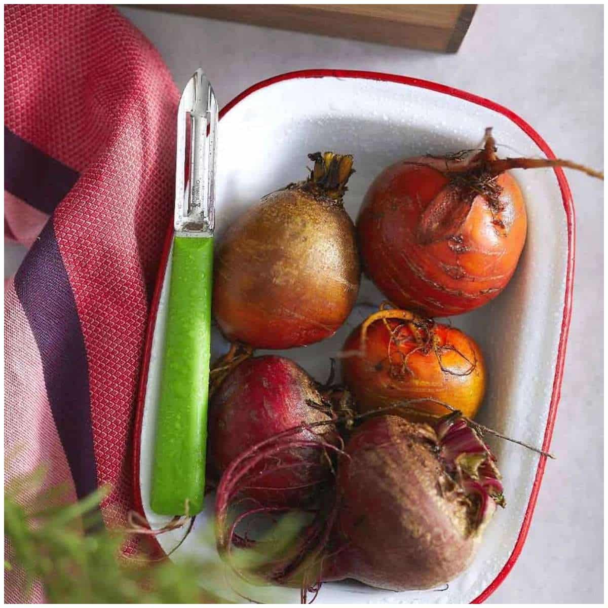 Opinel Stainless Steel Peeler 6 cm with Green Handle No 315 Essentiels+ 002357