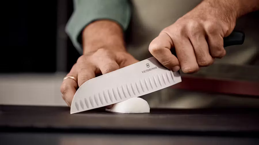 Victorinox Μαχαίρι Santoku με αυλακώσεις 17 εκατ. μαύρη λαβή Swiss Classic 6.8523.17B