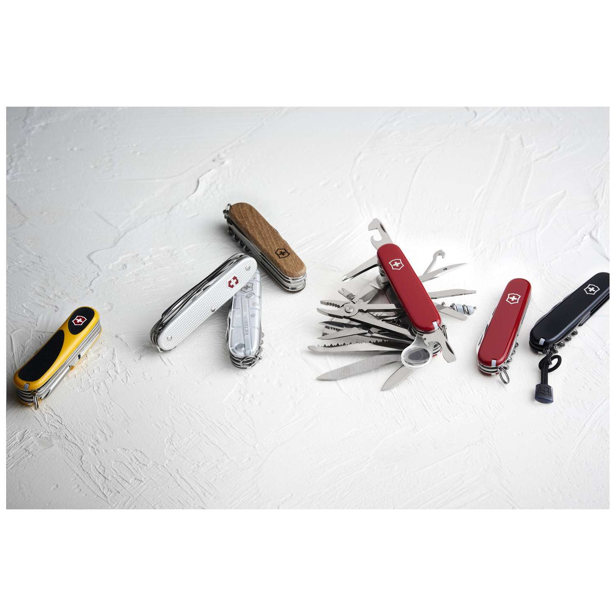 Victorinox Huntsman Wood Swiss Army Knife 91 mm 13 Functions Wooden Scales 1.3711.63